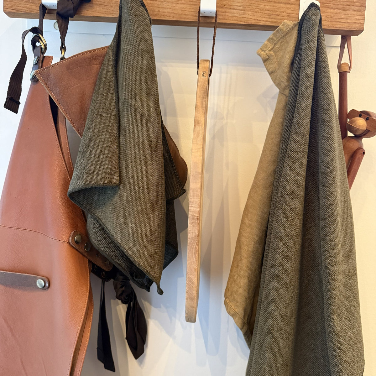 micare mikrofiberklude i Army Green hængt op på knager