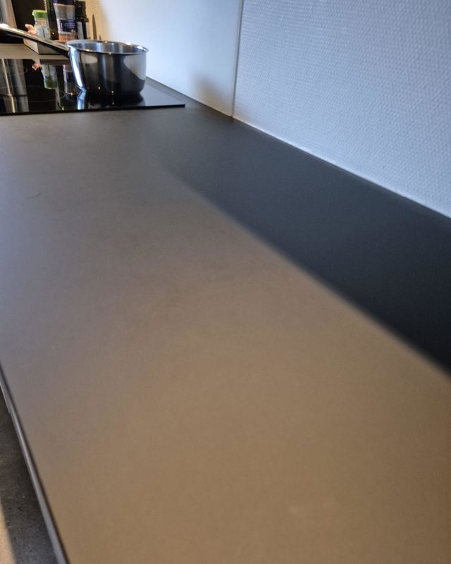 Efter: Laminatbordplade før og efter KIT 3 (plejesæbe + mikrofiberklude).