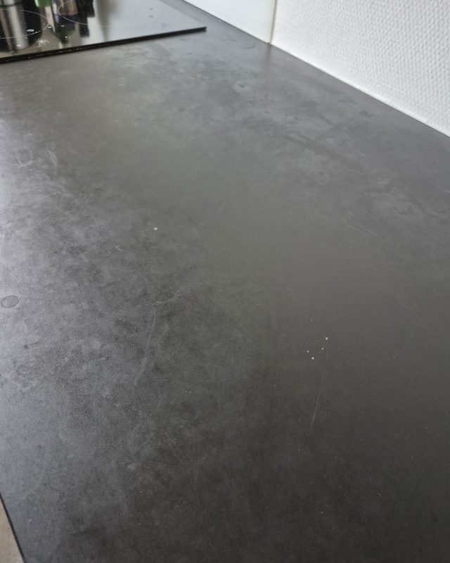 Før: Laminatbordplade før og efter KIT 3 (plejesæbe + mikrofiberklude).