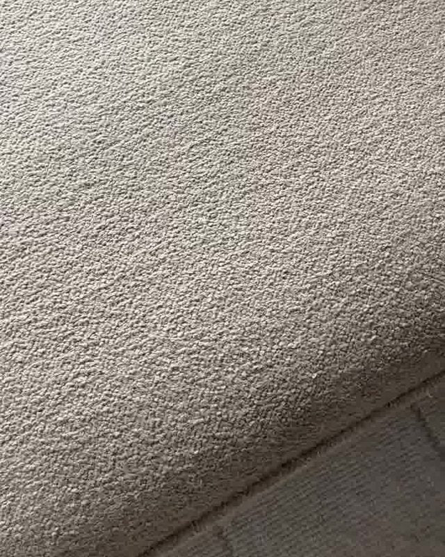 Efter: Plet på sofa før og efter SOFTCARE TEXTILE.